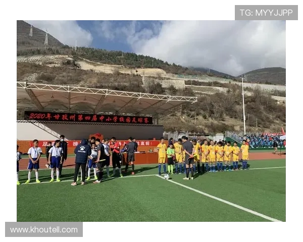 甘孜队赛后扫净休息室：绿茵场后的文明注脚